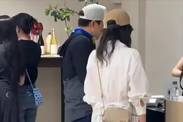 9688策略宝 43岁郭晶晶上海活动穿白装，戴眼镜侧颜美翻！